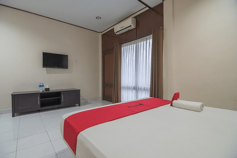 RedDoorz plus near Museum Geologi Bandung, Bandung
