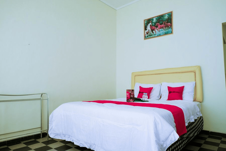 Bedroom 5, RedDoorz near STAB Syailendra Kopeng, Semarang