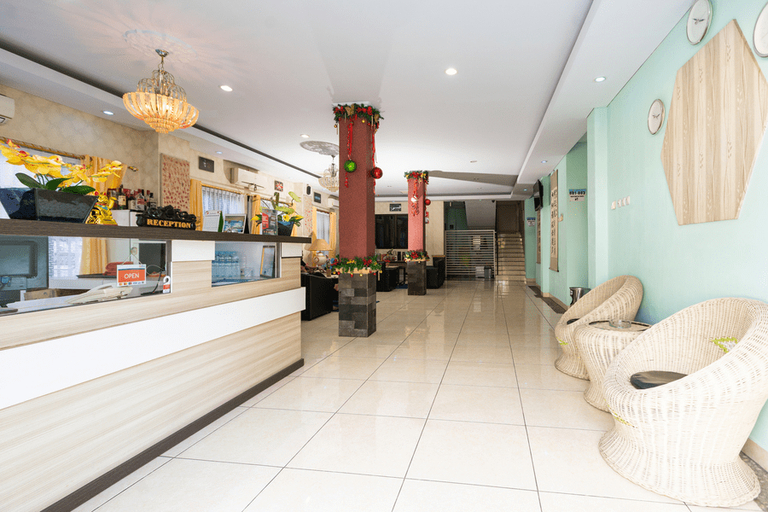 Public Area 3, RedDoorz Plus @ Jalan Pumorow Manado, Manado