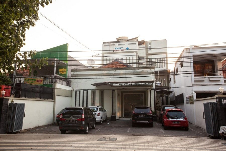RedDoorz near Taman Bungkul, Surabaya