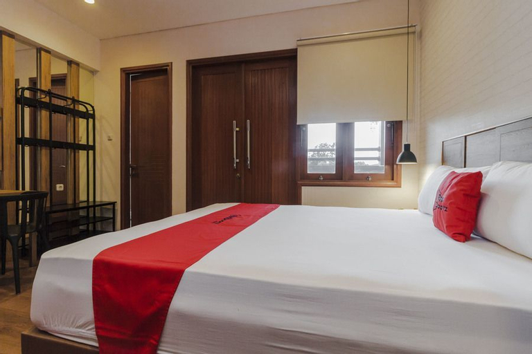 RedDoorz Plus @ CBD Bintaro, Tangerang Selatan