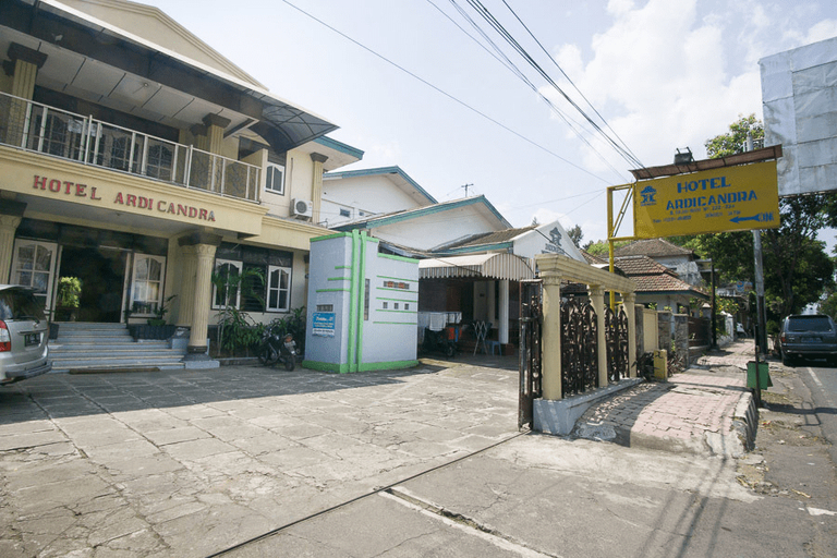 Exterior & Views, RedDoorz Syariah @ Jalan Gajah Mada, Jember