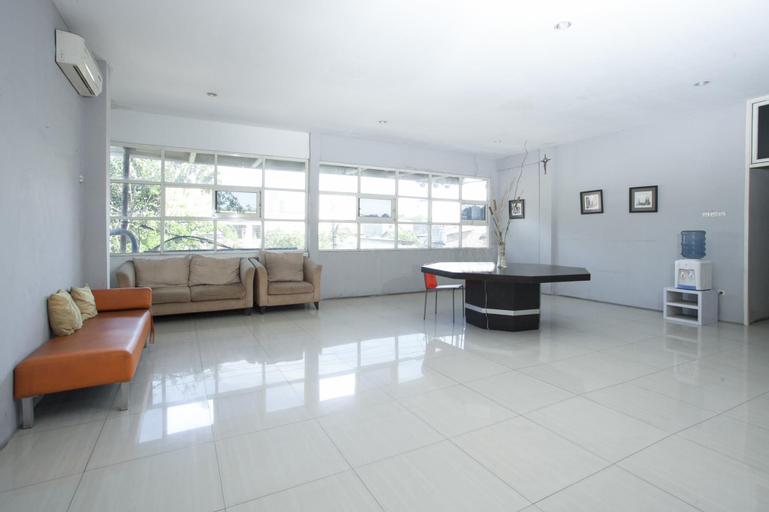 Public Area 3, RedDoorz @ Siwalankerto Surabaya, Surabaya