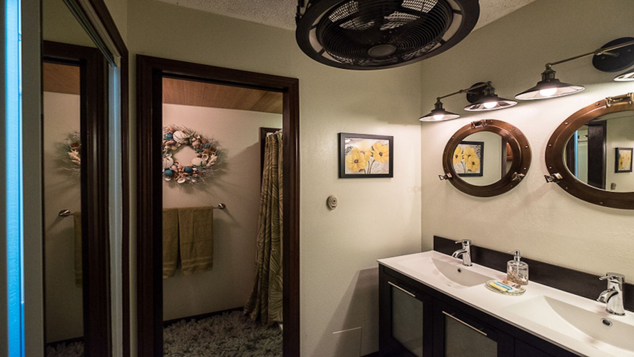 Bathroom, Oceanfront Remodeled Studio Condo, Hawaii