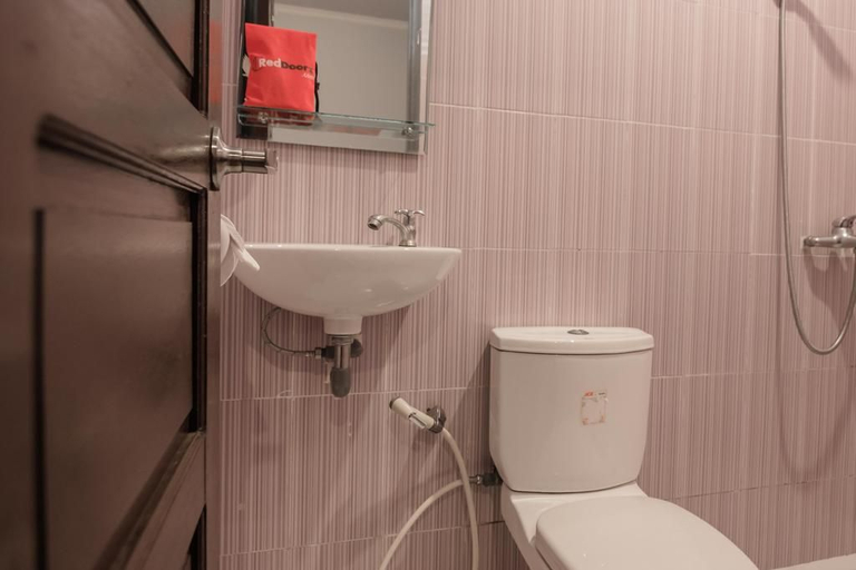 Bathroom 4, RedDoorz Syariah Plus @ Banjarbaru, Banjarbaru