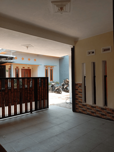 Exterior & Views 1, Lestary Homestay, Malang