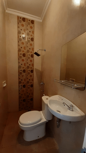 Bathroom 4, Griya Adhirasa, Pulau Madura