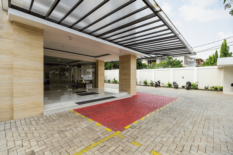 Exterior & Views 2, RedDoorz Plus near Lippo Mall Kemang 2, South Jakarta