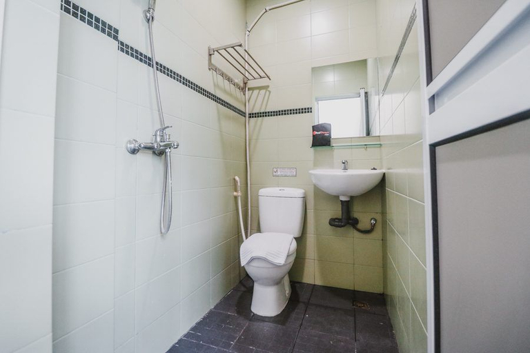 Bathroom 4, RedDoorz @ Baloi Batam, Batam