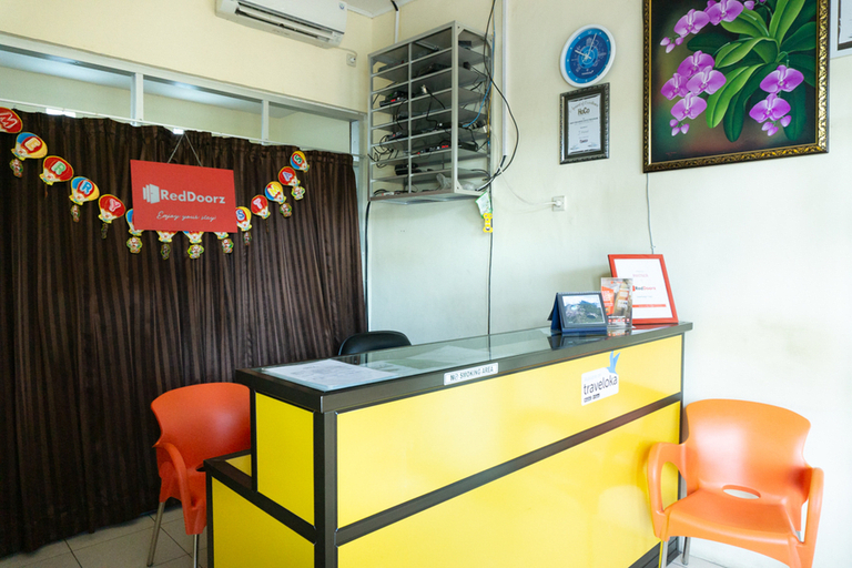 Public Area 2, RedDoorz near H. Hasan Aroeboesman Airport, Ende
