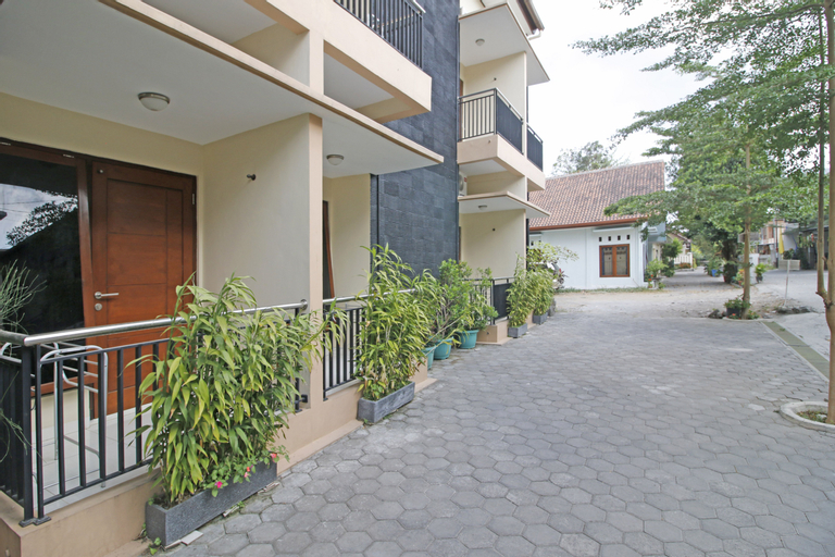 Exterior & Views 2, RedDoorz @ Turangga Sari, Sleman