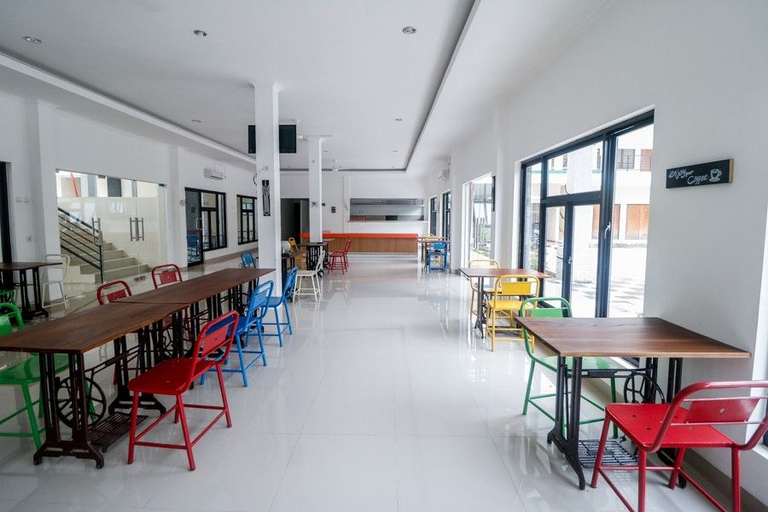 Food & Drinks 5, RedDoorz Plus near Kualanamu Airport Medan, Deli Serdang