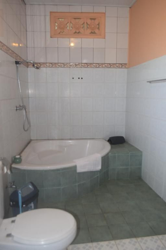 Bathroom 5, Aura Bisma Guesthouse, Gianyar