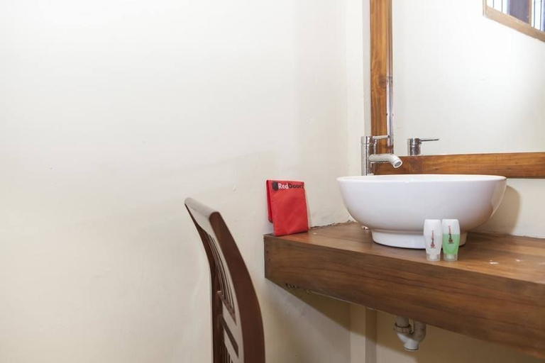 Bathroom 5, RedDoorz near Baluran National Park, Situbondo