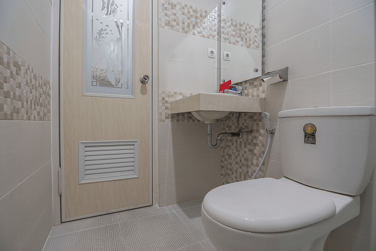 Bathroom 4, RedDoorz near MT Haryono Semarang, Semarang