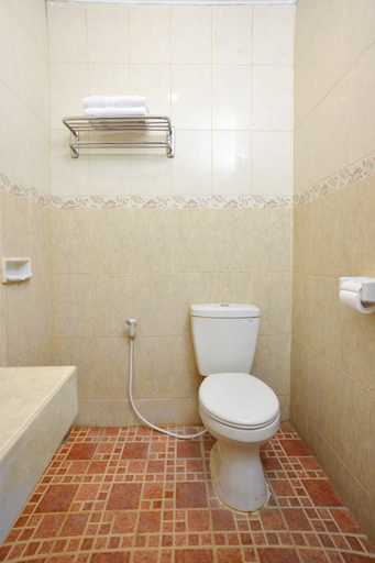 Bathroom 1, Capital O 606 Hotel Bhinneka, Yogyakarta