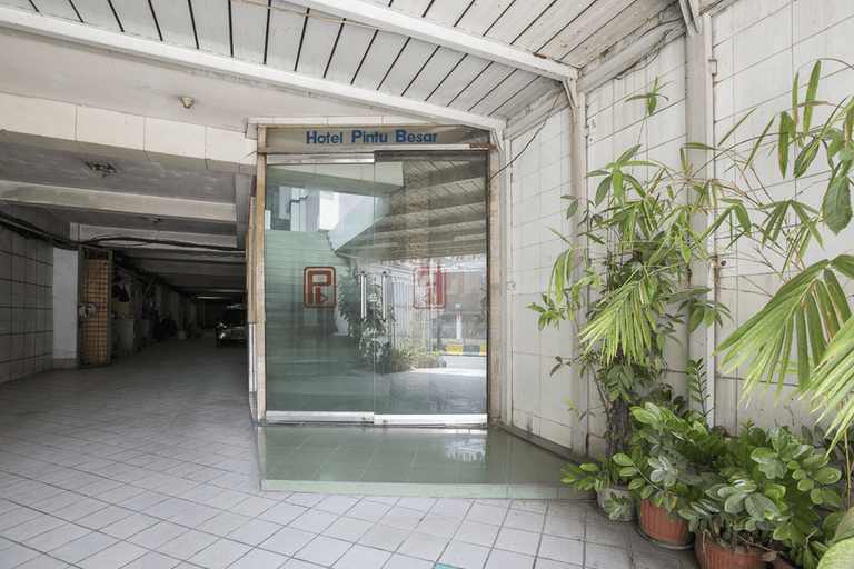 Public Area 3, RedDoorz Plus near Jakarta Kota Station, Jakarta Barat