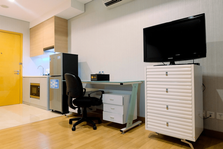 Homey Studio Room at Capitol Suites By Travelio, Central Jakarta