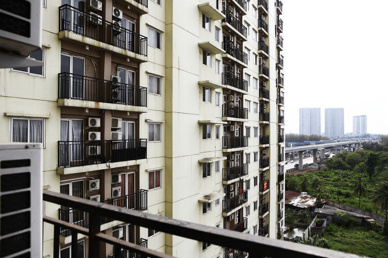 Exterior & Views, Pool View 2BR Mutiara Bekasi Apartment By Travelio, Bekasi