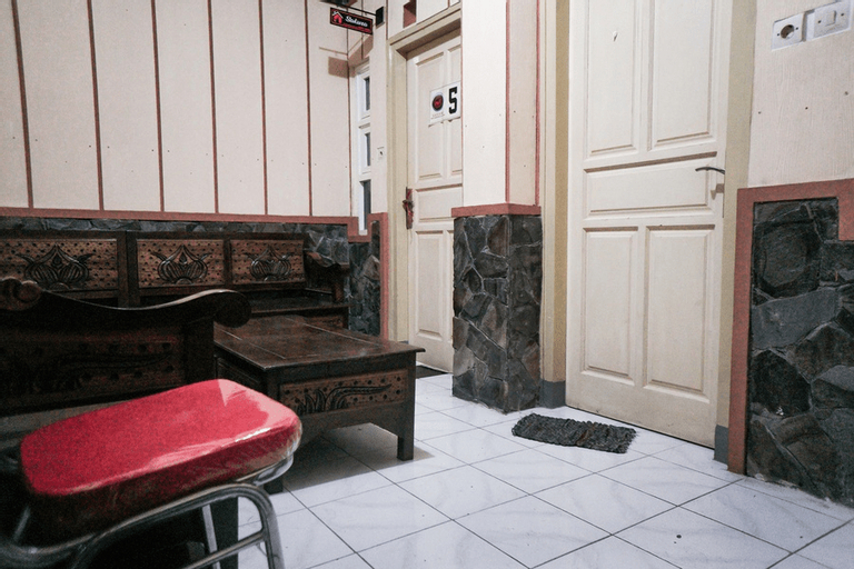 RedDoorz near Alun Alun Batu, Malang