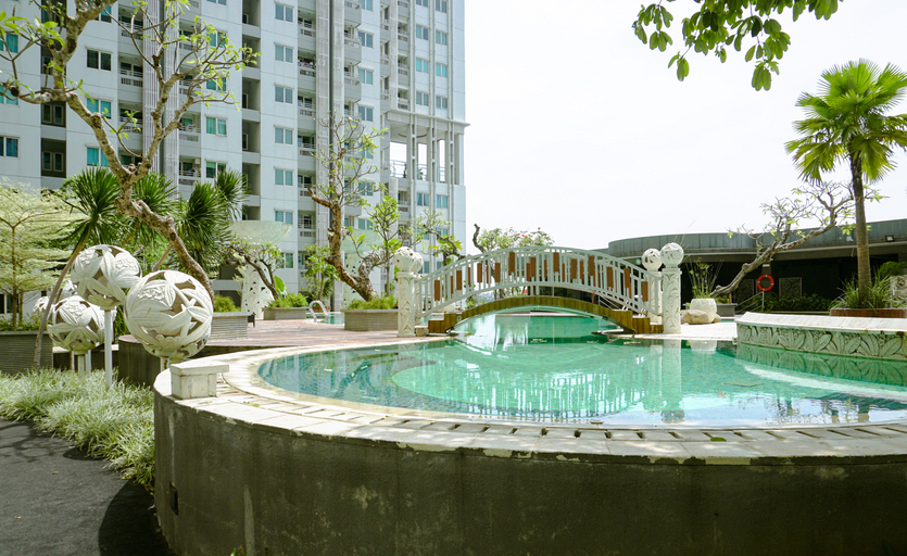 Comfortable 1BR @ Sky Terrace Apartment in Strategic Area By Travelio, West Jakarta