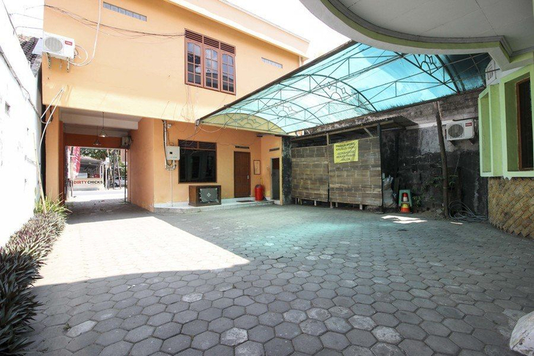 Exterior & Views, RedDoorz @ Seturan Raya, Sleman