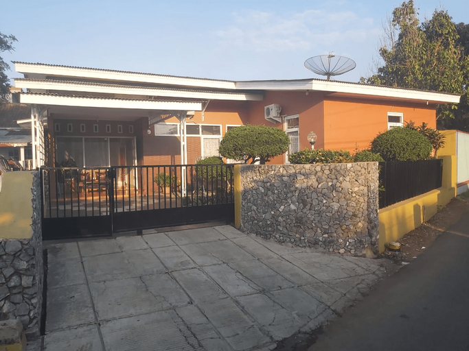 Exterior & Views 3, Tati Ramelan Guest House, Banyumas