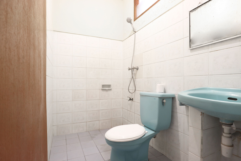 Bathroom 5, Gora Beach Inn, Badung