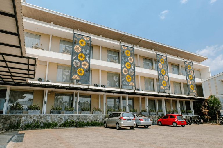 Exterior & Views 2, OYO Townhouse OAK Series Style Hotel Jember, Jember