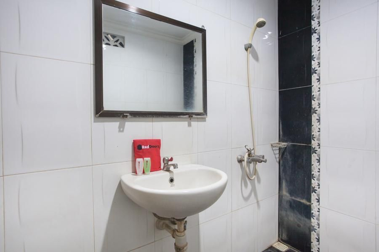 Bathroom 4, RedDoorz @ Urip Sumoharjo, Surabaya