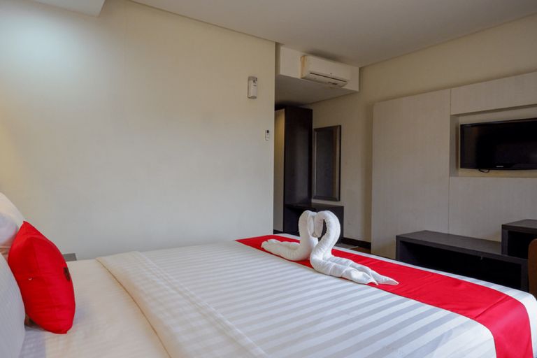 RedDoorz Plus near Hotel Benua Kendari, Kendari