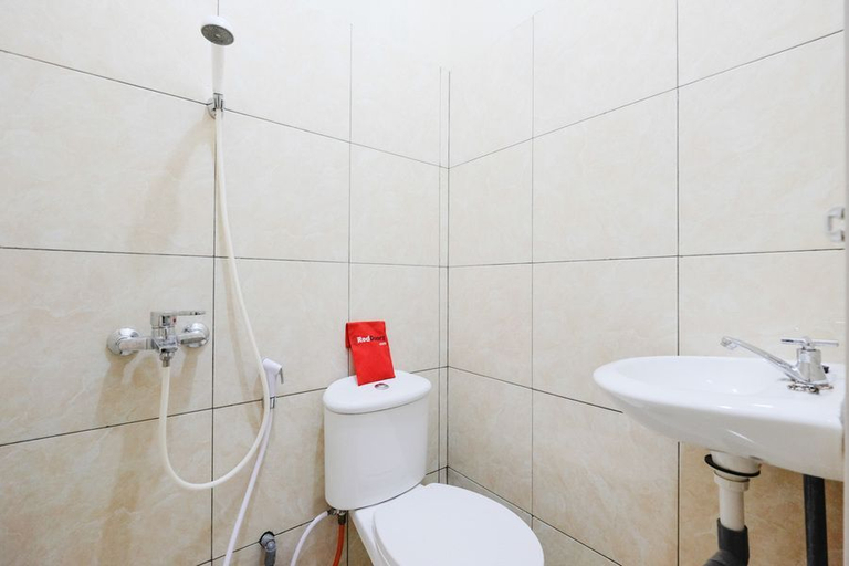 Bathroom, RedDoorz near Universitas Diponegoro Semarang, Semarang