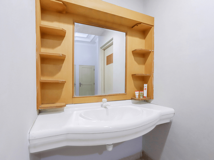 OYO 297 45 Residence Near RS Husada, West Jakarta