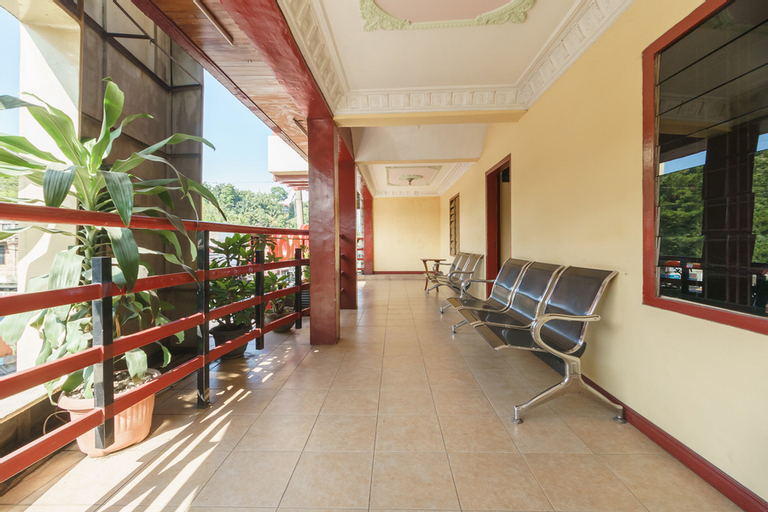 Exterior & Views 4, RedDoorz @ Parapat, Simalungun