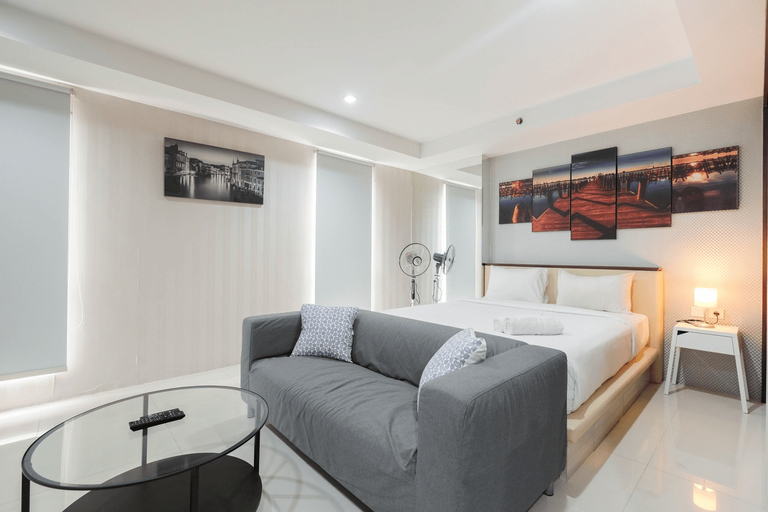 Elegant and Comfy Studio Azalea Suites Apartment Cikarang By Travelio, Cikarang