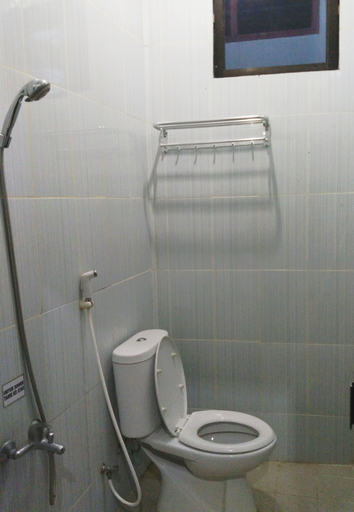 Bathroom 5, Hotel Permata, Pacitan