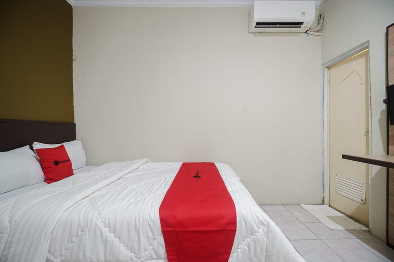 Bedroom 5, RedDoorz near Cikampek Mall Karawang, Karawang