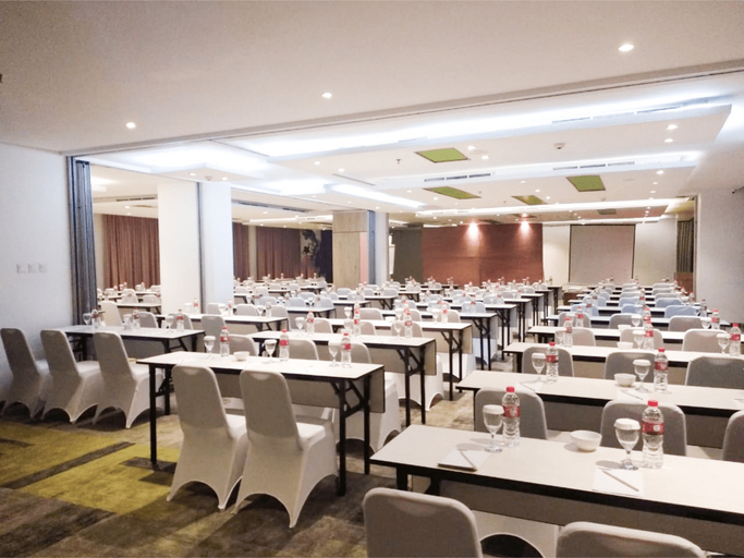 Maxonehotels at Balikpapan - Food & Drinks