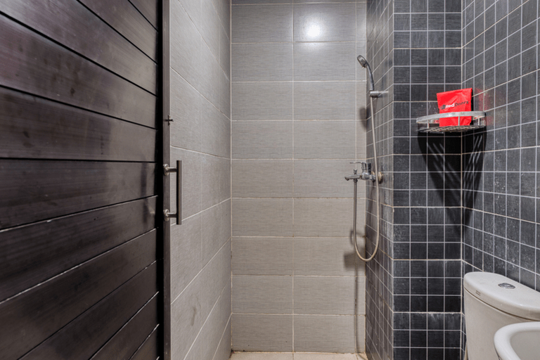 Bathroom 3, RedDoorz Syariah near Airlangga University Campus B, Surabaya