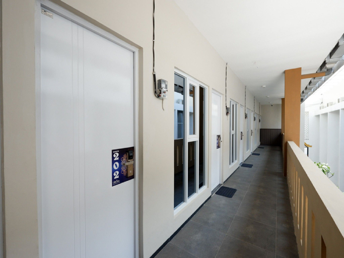 Public Area 3, RedDoorz Plus near Paragon Mall Semarang, Semarang