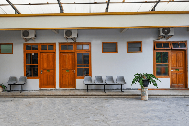 Others 5, OYO 2737 D'kost, Solo
