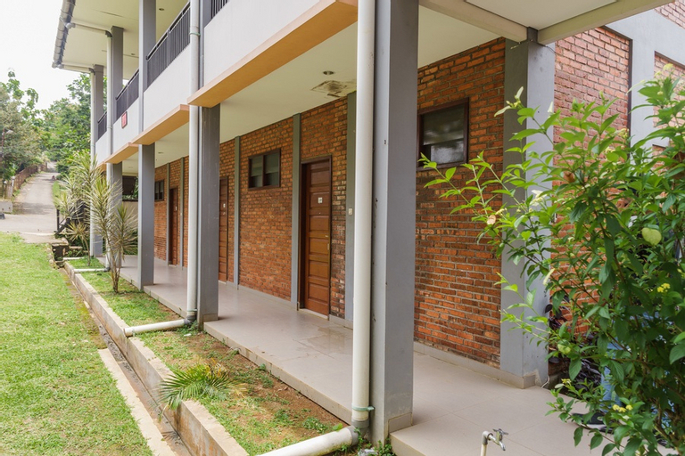 Exterior & Views 2, RedDoorz Plus @ Hotel Negeri Baru Lodaya Puncak, Bogor