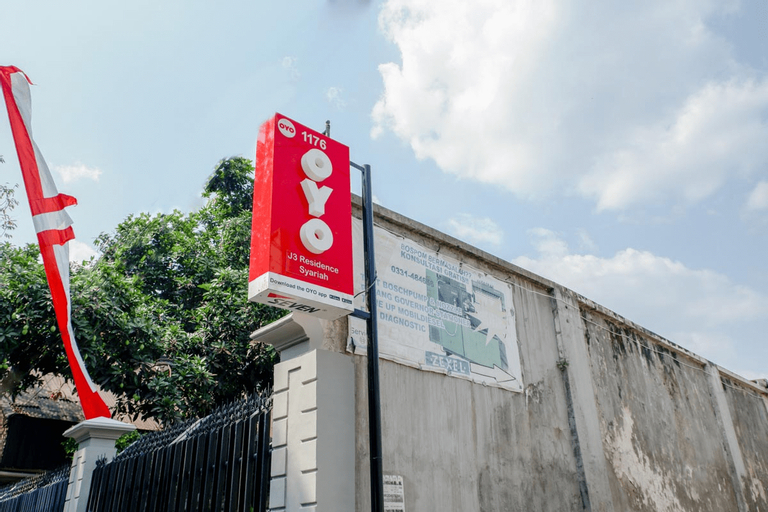 Exterior & Views 2, Super OYO 1176 J3 Residence Syariah, Jember