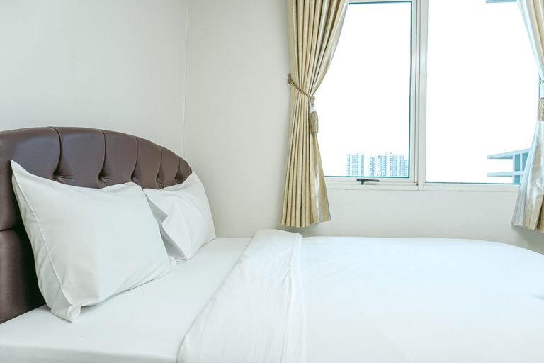 Comfortable 1BR @ Sky Terrace Apartment in Strategic Area By Travelio, Jakarta Barat