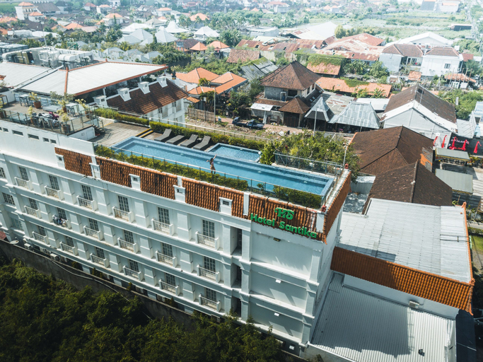 Exterior & Views 12