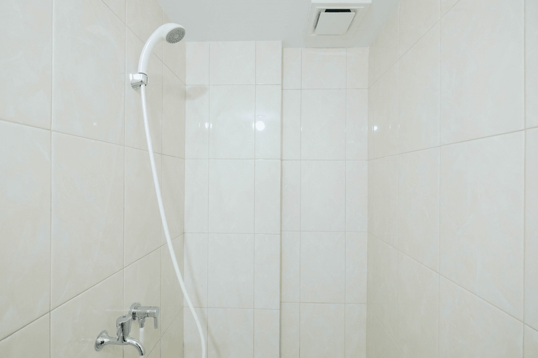 Bathroom 5, Minimalist 2BR Apartment The Springlake Summarecon By Travelio, Bekasi