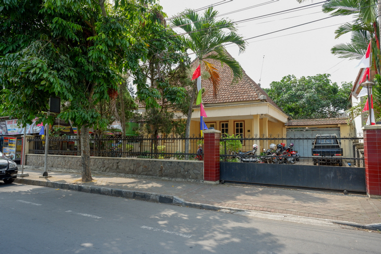 RedDoorz Syariah near Alun Alun Purwokerto, Banyumas