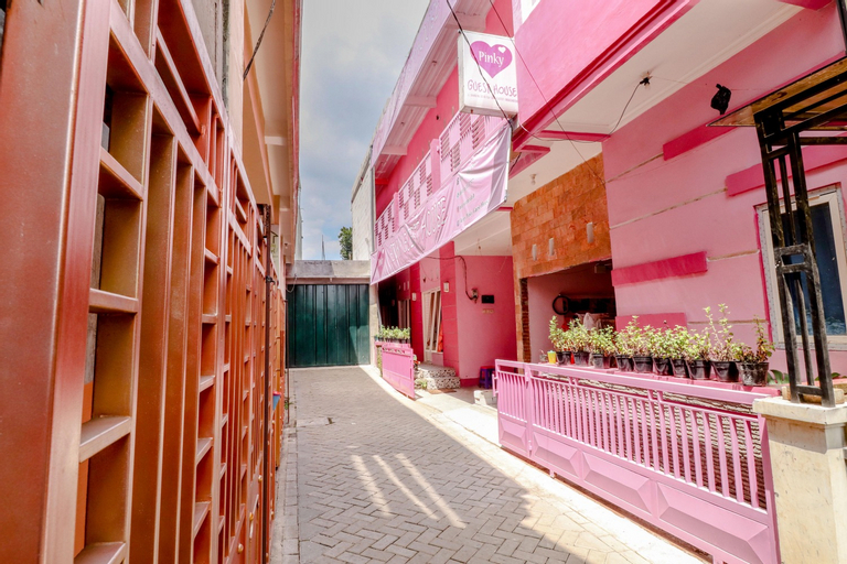 Exterior & Views 2, Pinky Guest House Syariah, Malang