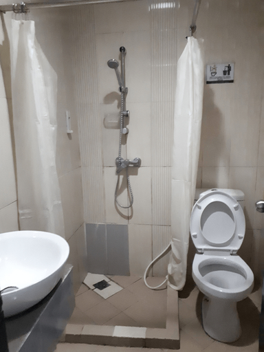 Bathroom 4, RedDoorz @ Hotel Rumberpon Sorong, Sorong