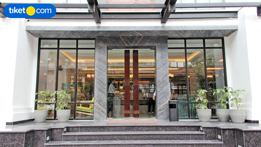 Exterior & Views 17
